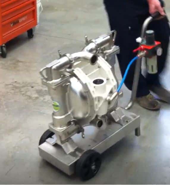 Bomba neumática con filtro regulador montada en carro de transporte MQI.