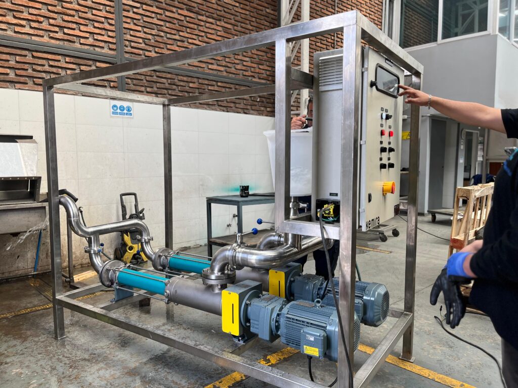 Skid dosificador con dos bombas de tornillo en acero inoxidable y panel de control MQI.