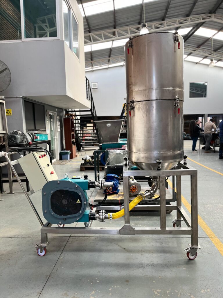 Sistema de bombeo peristáltico con tolva vibratoria y panel de control para traslado de fluidos.